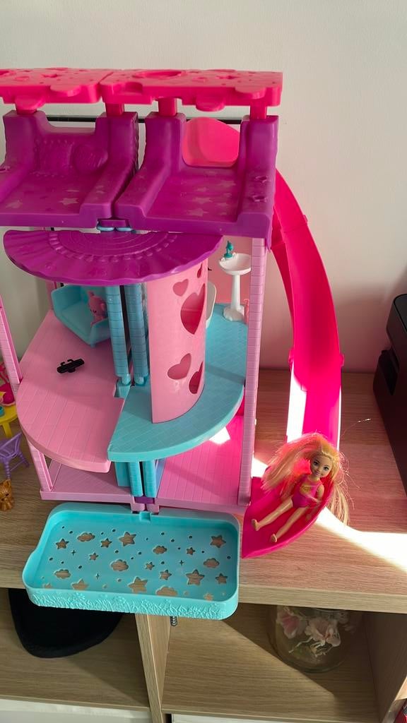 Barbie chelsey huis geef er een chelsey popje bij, Kinderen en Baby's, Ophalen, Zo goed als nieuw, Poppenhuis
