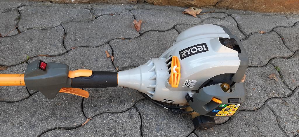 Débroussailleuse RYOBI à lame, très bon état !, Jardin & Terrasse, Débroussailleuses, Comme neuf, Essence, 30 à 50 cm, Enlèvement