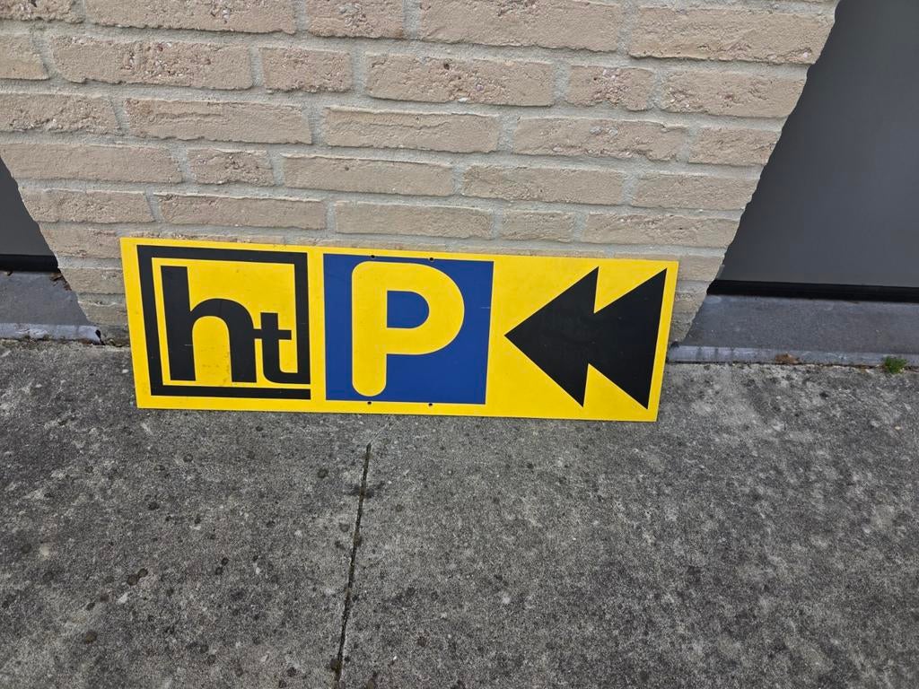 Panneau de stationnement industriel vintage « P » avec flèch, Maison & Meubles, Industriel, Comme neuf, Avec système de suspension