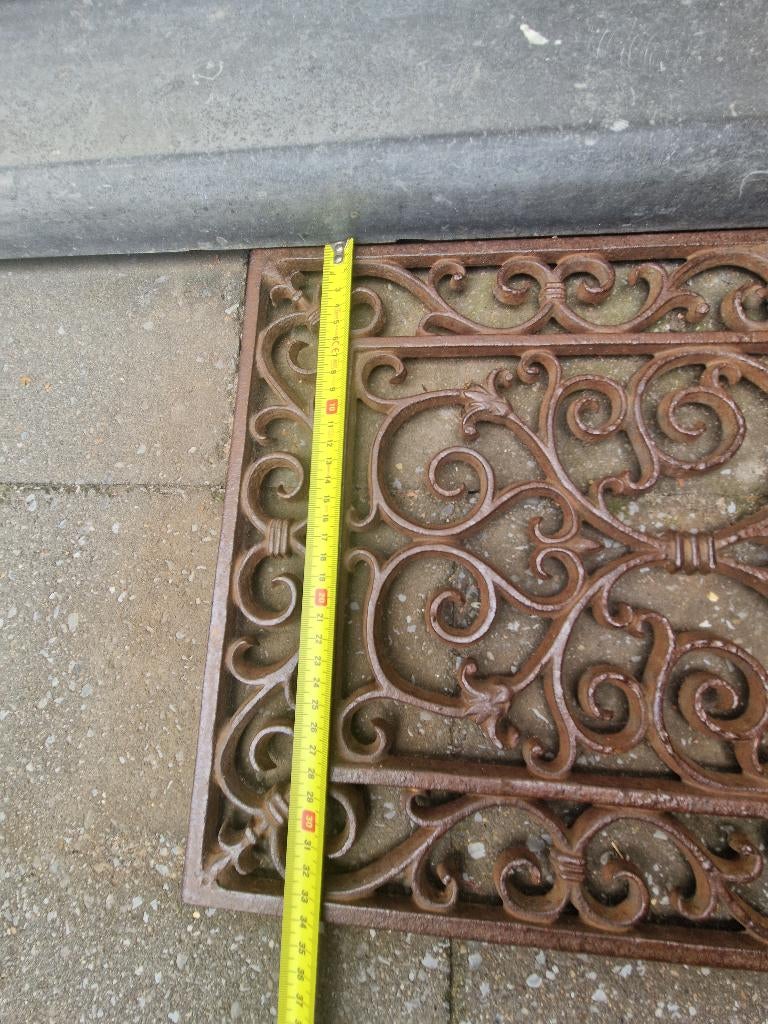 2 smeetijzere deurmatten, Tuin en Terras, Deurmatten, Ophalen, Gebruikt, Gietijzer, Schoonloopmat