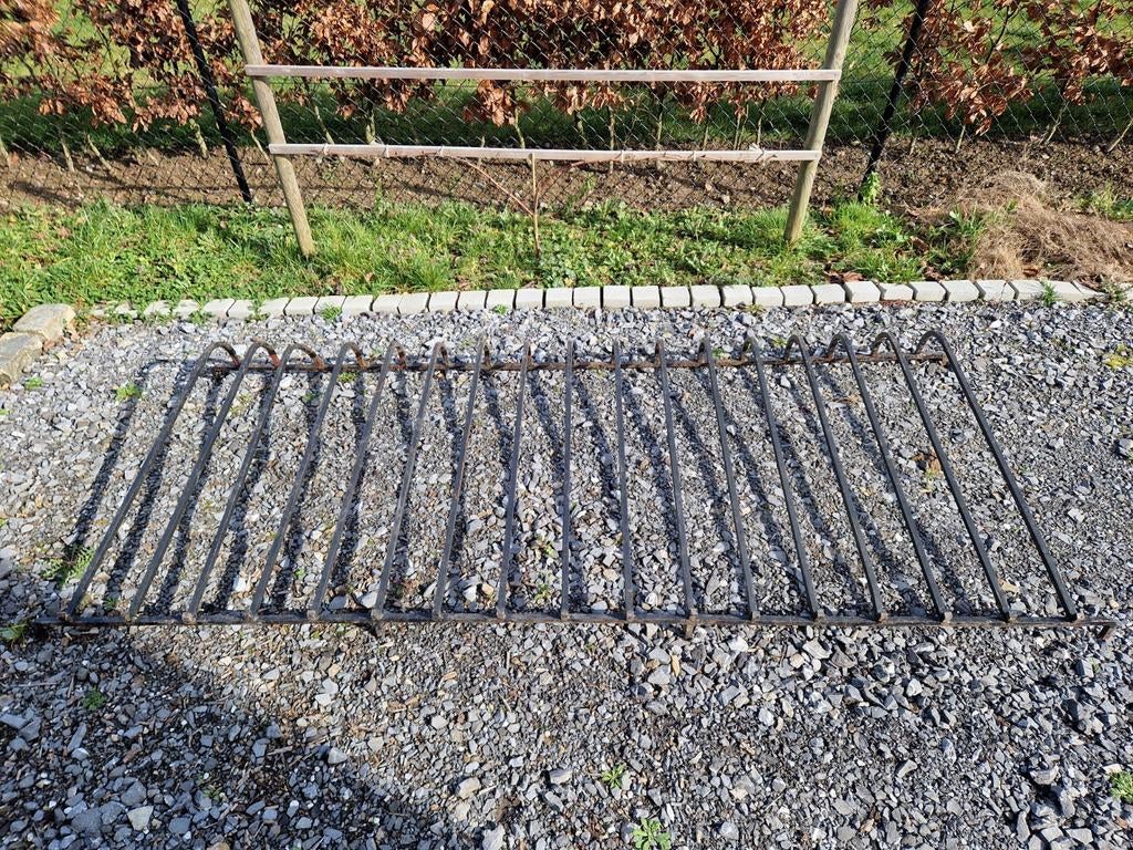 Grille en fer forgé, Enlèvement