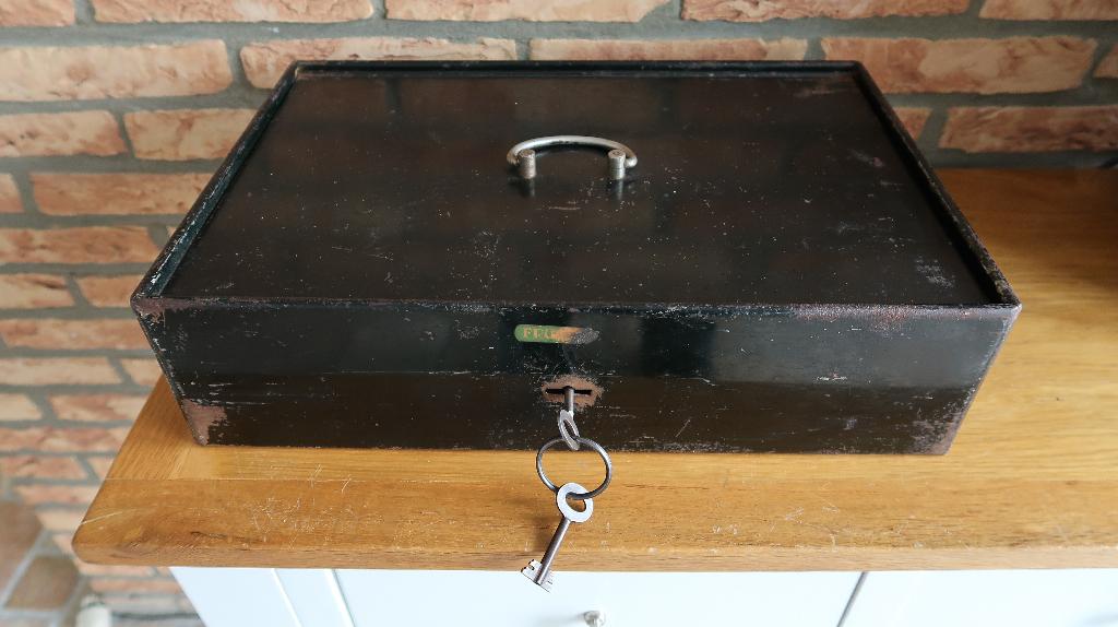 Oude metalen koffer, Gebruikt, Slot, Minder dan 50 cm, Ophalen of Verzenden