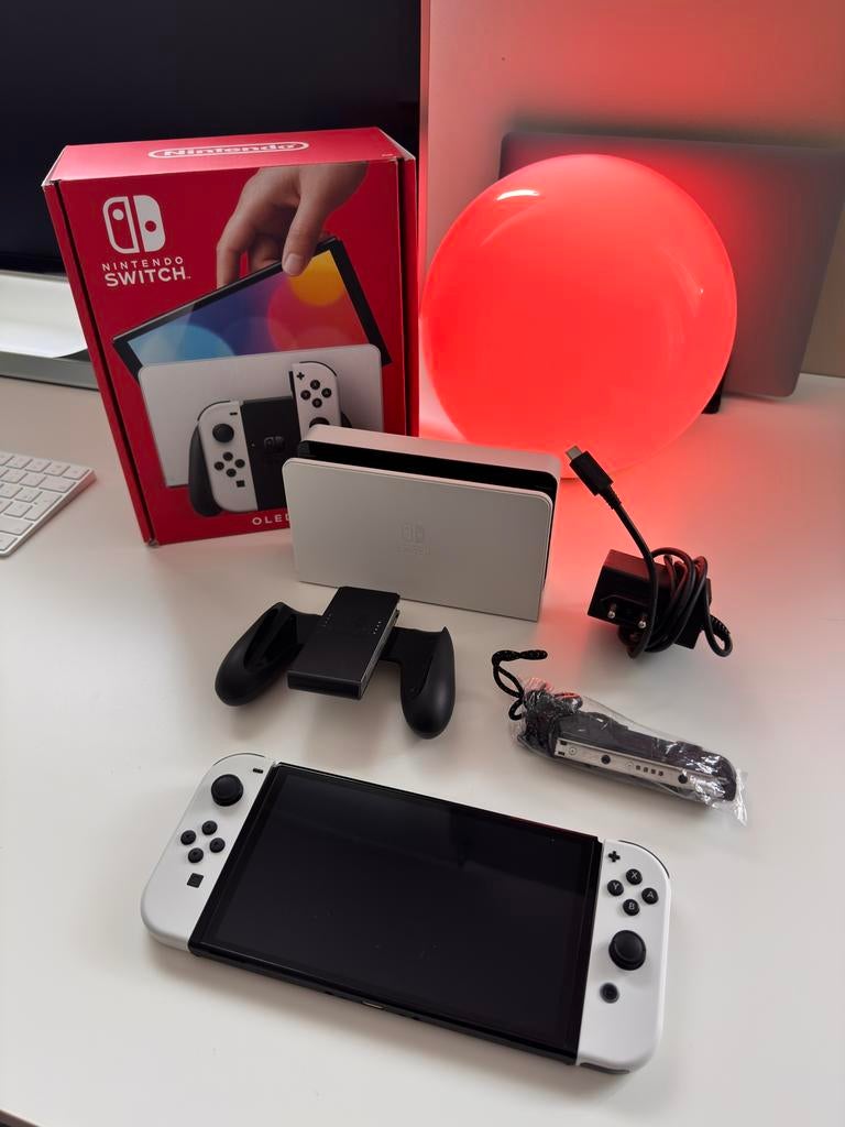 Nintendo Switch Oled + 6+ digitale games, Switch OLED, Sans contrôleur, Comme neuf, Enlèvement