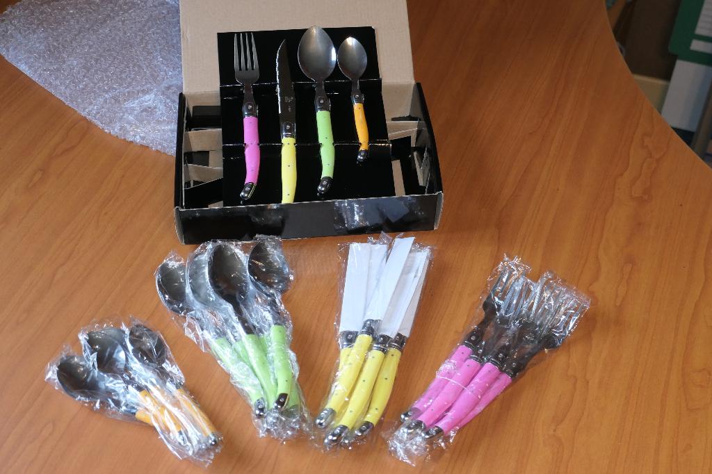 Set 24 couverts Laguiole couleurs, Enlèvement, Neuf, Inox ou Chrome, Ensemble de couverts