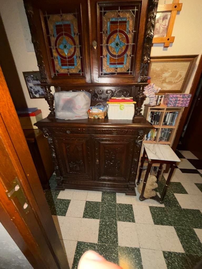 Antieke Mechelse buffetkast met leeuwekopjes, Enlèvement