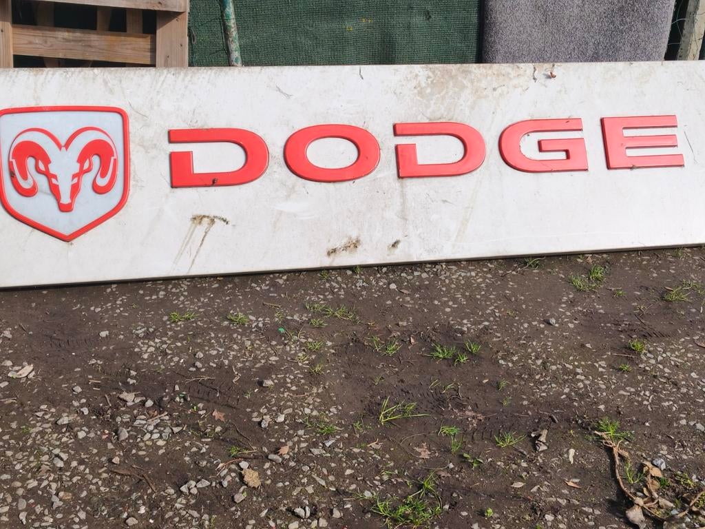 Panneau dodge en bonne état