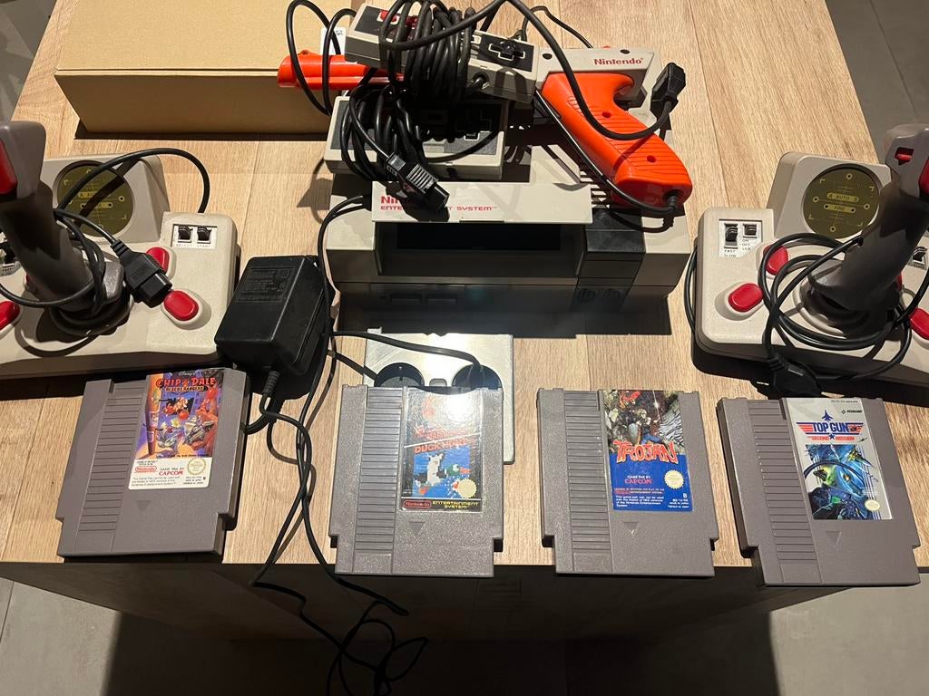 Nes + deux manettes + nes zapper + jeux 130 €, Consoles de jeu & Jeux vidéo, Enlèvement, Comme neuf