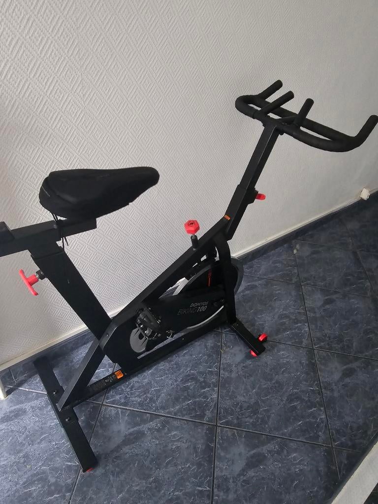 Vélo de spinning Domyos Biking 100 – très bon état, Enlèvement