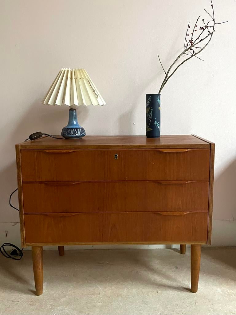 Vintage Deense ladekast met drie lades, Huis en Inrichting, Ophalen, Gebruikt, Teakhout, 50 tot 100 cm