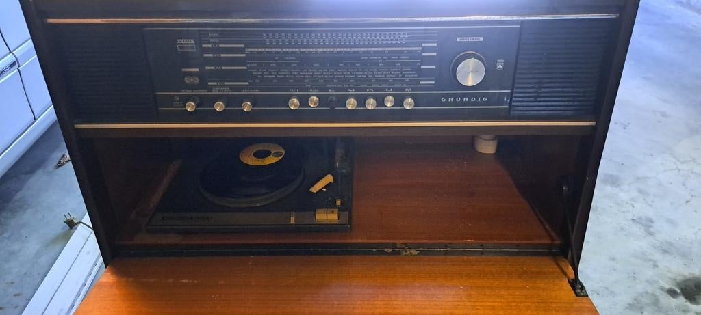 Meubel met radio en platenspeler en bandopnemer, Enlèvement, Stéréo