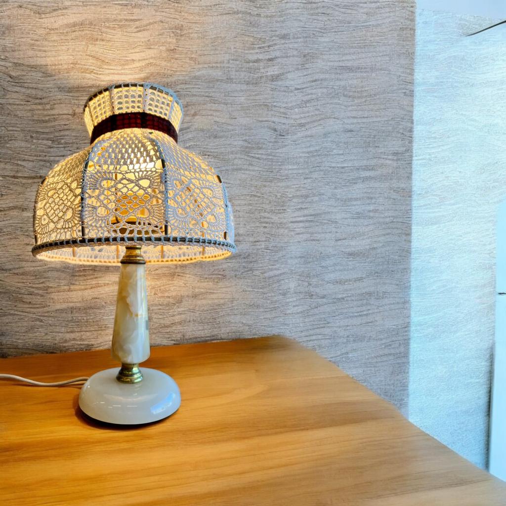 Vintage mini tafellampje met onyx voet en gehaakte kap, Huis en Inrichting, Lampen | Tafellampen, Ophalen of Verzenden