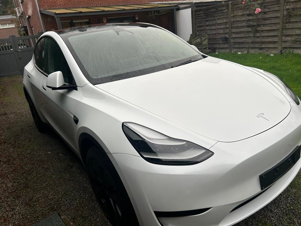 Tesla Y lang range jaar 2025 km12000 als nieuw full option, Auto's, Tesla, Automaat, Achterwielaandrijving, Zwart, Wit