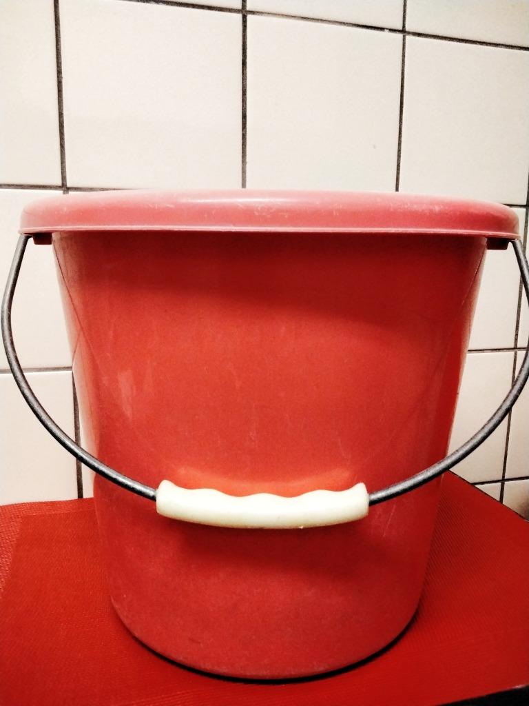 SEAU EN PLASTIQUE, Enlèvement, Utilisé, Avec poignée