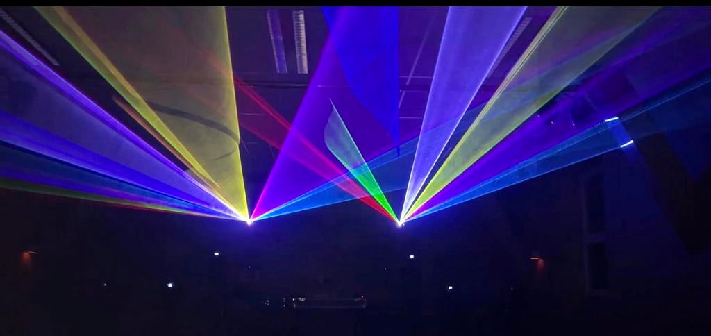 Lot de 2 Lasers RGB LightMaxx Pegasus + 2 Flightcases, Ophalen, Zo goed als nieuw