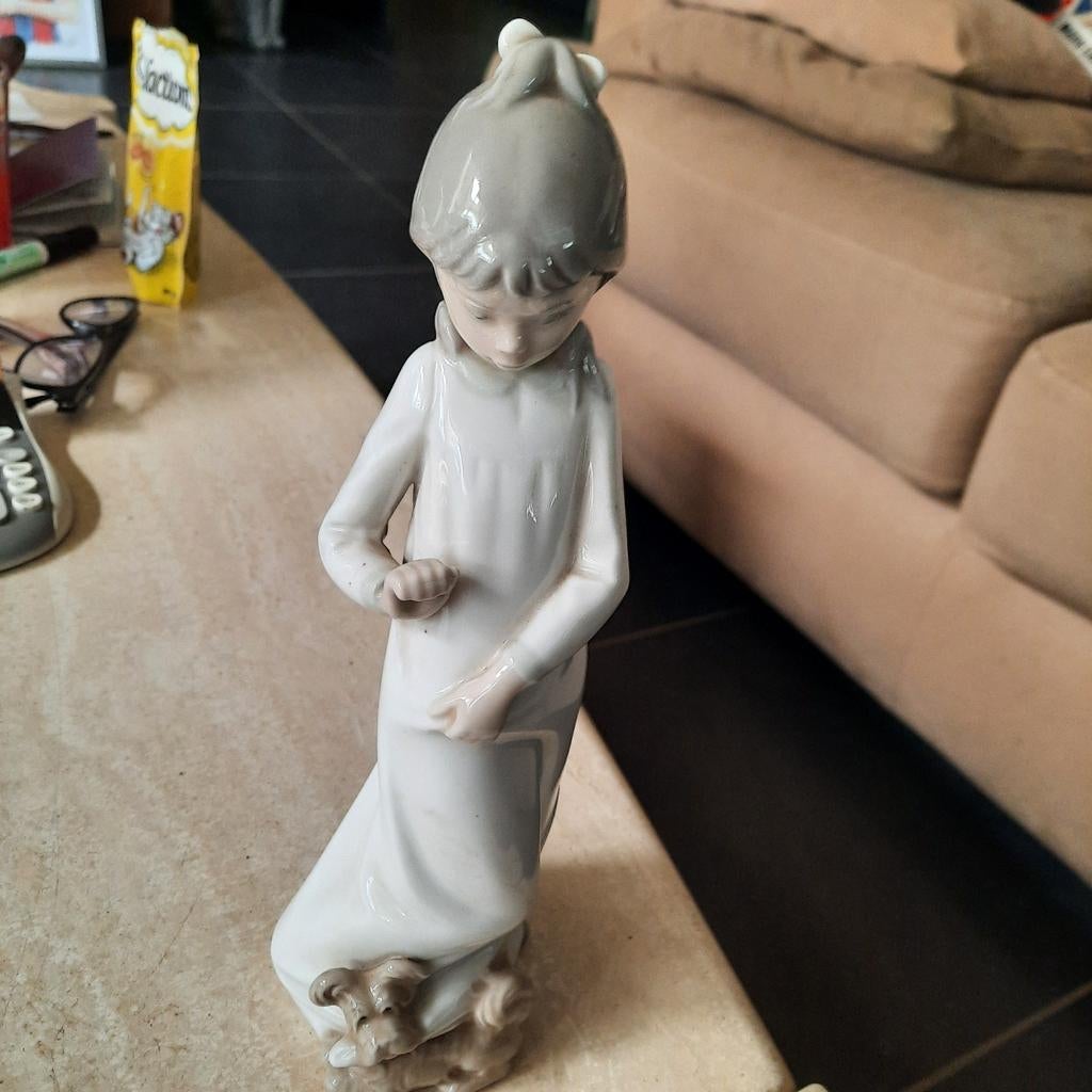 Beeldje ( 26 cm ) meisje met hond . Spaans porselein ., Verzamelen, Ophalen of Verzenden, Zo goed als nieuw