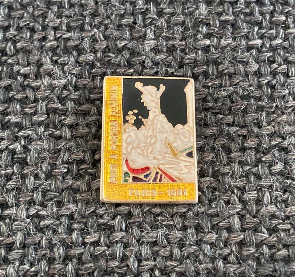PIN - PARIS - PRET A PORTER FEMININ, Envoi, Utilisé, Autres sujets/thèmes, Insigne ou Pin's