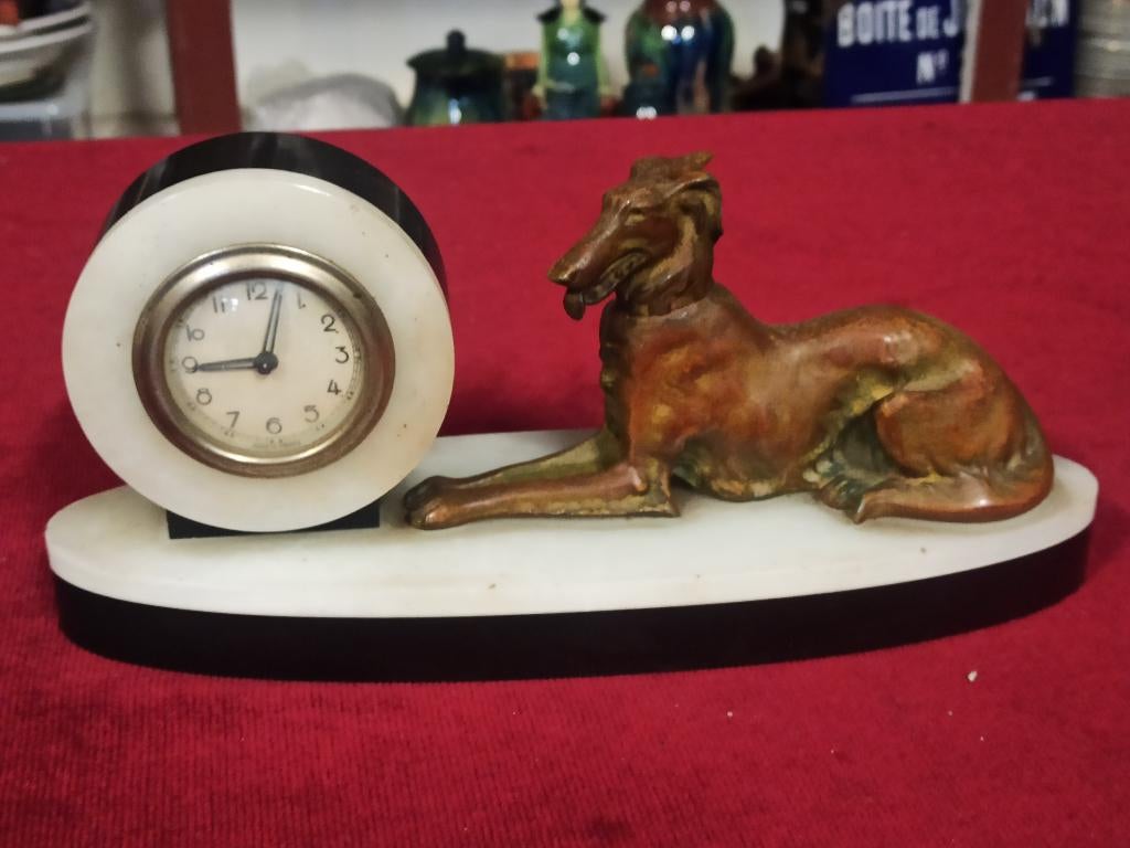 Horloge Art Deco sur marbre Lévrier patiné bronze, Antiquités & Art, Enlèvement