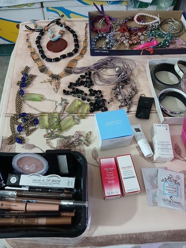 Lot de plus de 120 bijoux, Bijoux, Sacs & Beauté, Bracelets, Enlèvement, Comme neuf, Synthétique ou Plastique