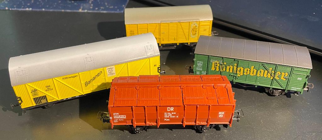 1635. 4 Wagons couverts H0 Marques diverses., Envoi, Utilisé, Wagon, Roco