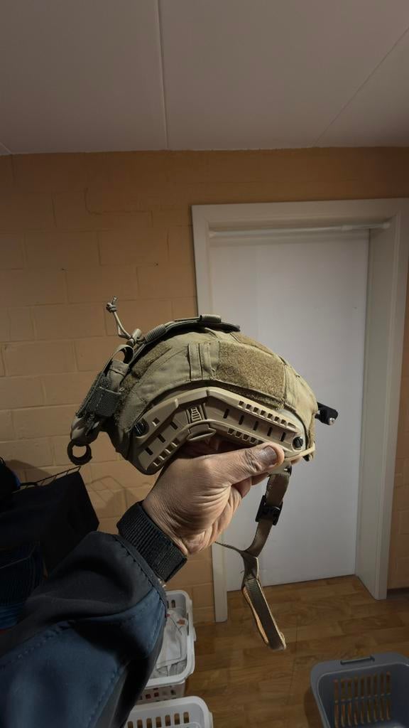 tactische helm airsoft tan+ houder voor GoPro, Ophalen of Verzenden, Gebruikt, Overige soorten, Met verf