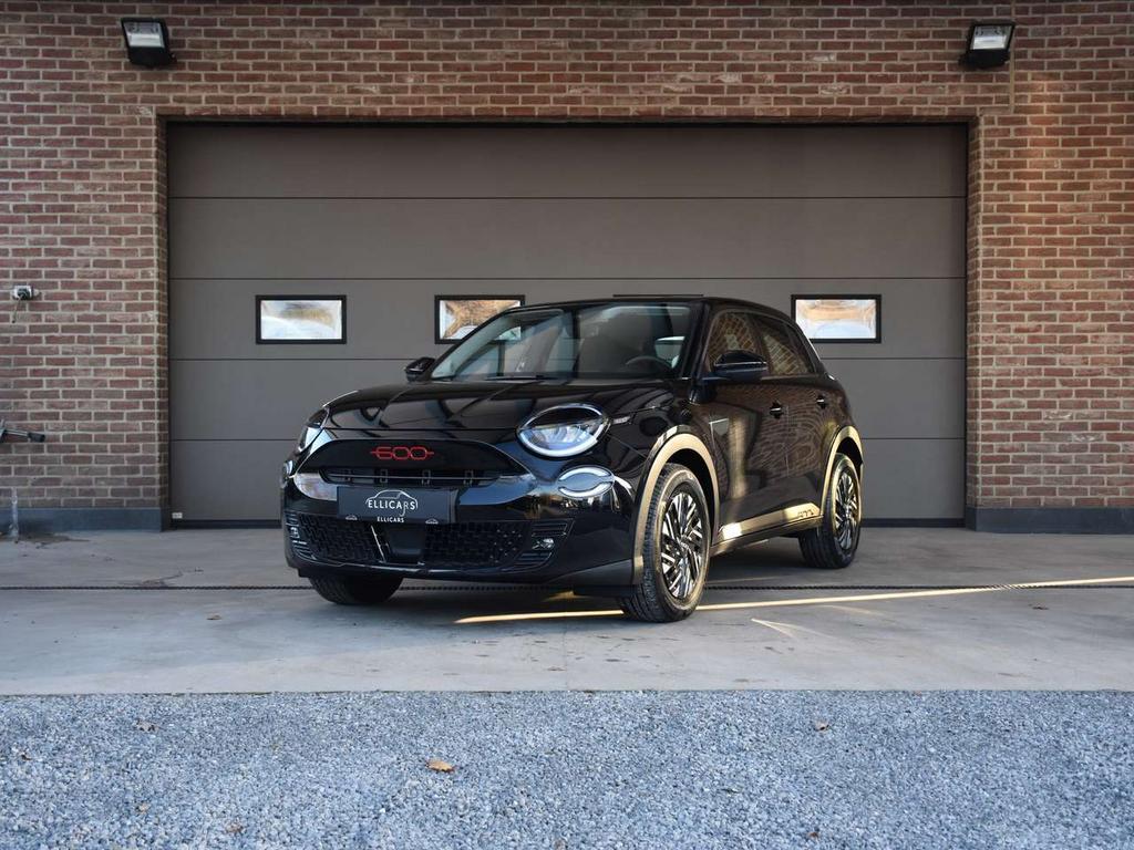Fiat 600e 51 KWH / SOH 96% / RED / CARPLAY / LED / DAB / PS, Autos, Fiat, 0 kg, 0 kg, Automatique, Détection des panneaux routiers