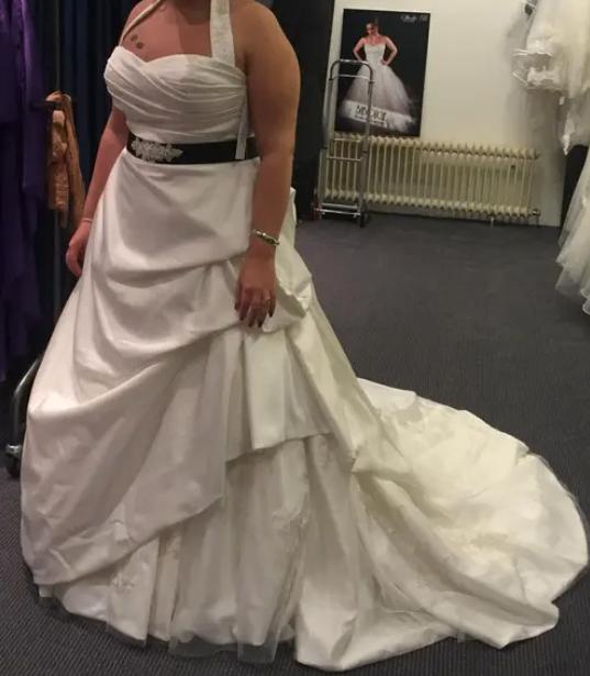 Trouwkleed in witte kleur met afneembare halter - Maat 44/46, Kleding | Dames, Trouwkleding en Trouwaccessoires, Ophalen, Zo goed als nieuw