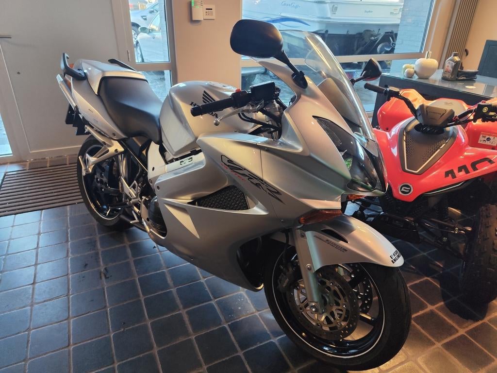 Nieuwstaat Honda VFR vtec 800 met zeldzame lazer uitlaat, Motoren, Particulier