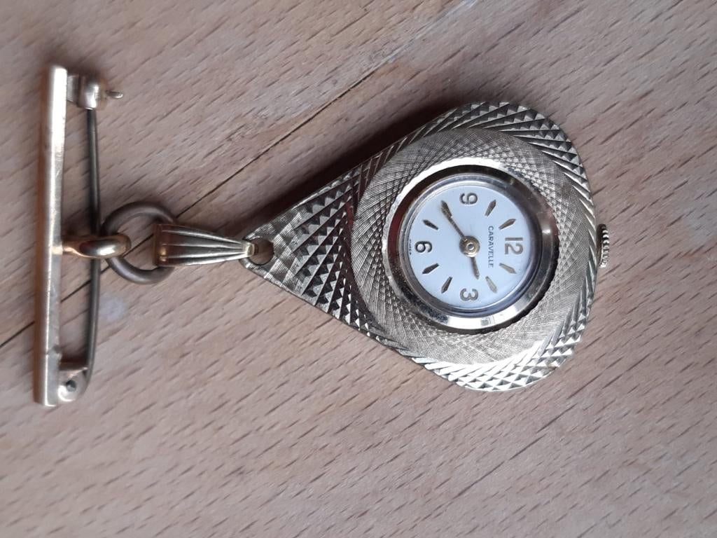 Montre vintage broche ou pendentif Caravelle, Enlèvement ou Envoi