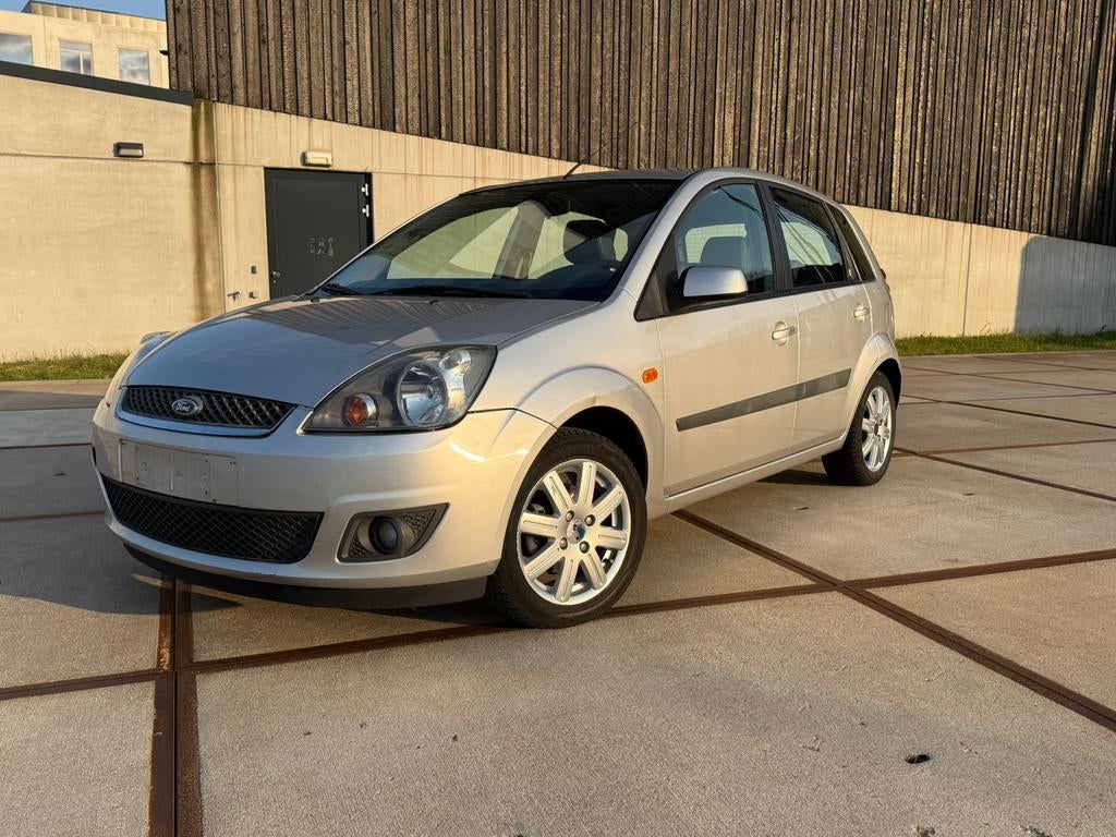 Ford Fiesta 1.4 Benzine Ghia  /Eerste Eig / Airco/Gekeurd, Auto's, Voorwielaandrijving, 4 cilinders, 1389 cc, Leder