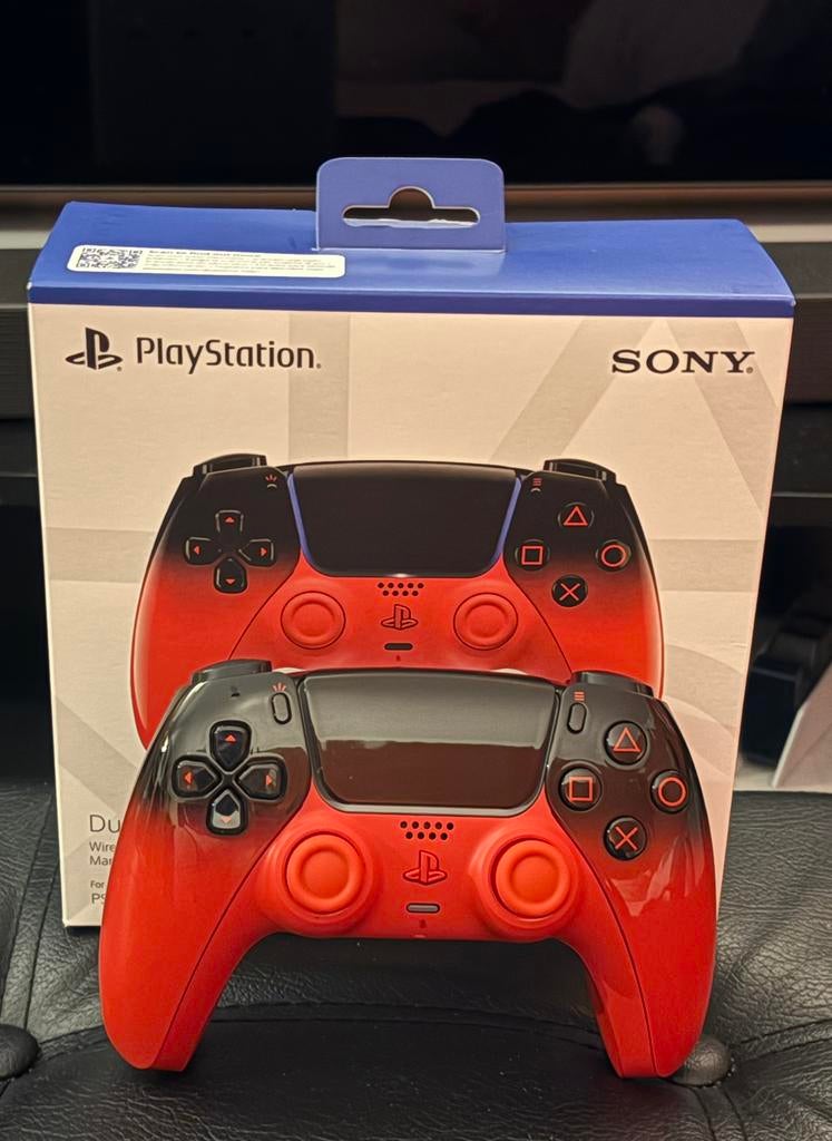 PS5 Dual Sense Techno Red Nieuwstaat (nieuwprijs 83 euro), Games en Spelcomputers, Spelcomputers | Sony Consoles | Accessoires