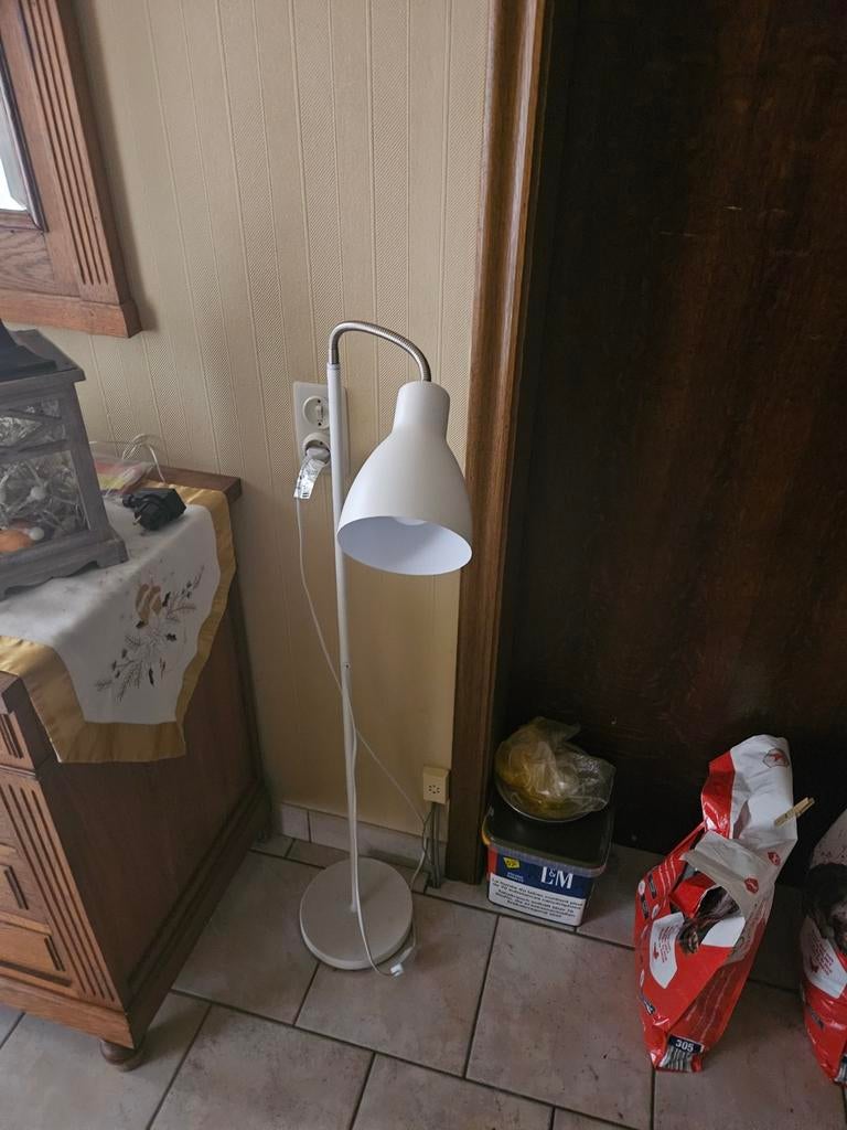 2 x luminaires verticaux design blancs, bon état, Maison & Meubles, Lampes | Lampadaires, Enlèvement