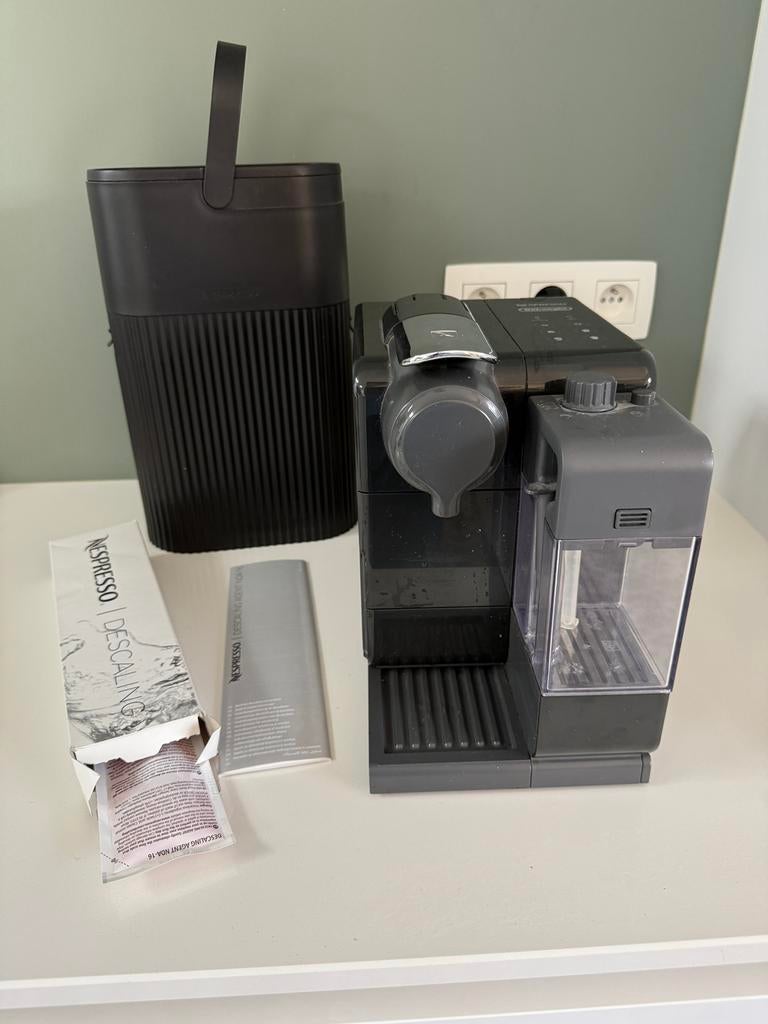 Nespresso DeLonghi  + opvangbak + ontkalkingsmiddel, Enlèvement, Comme neuf