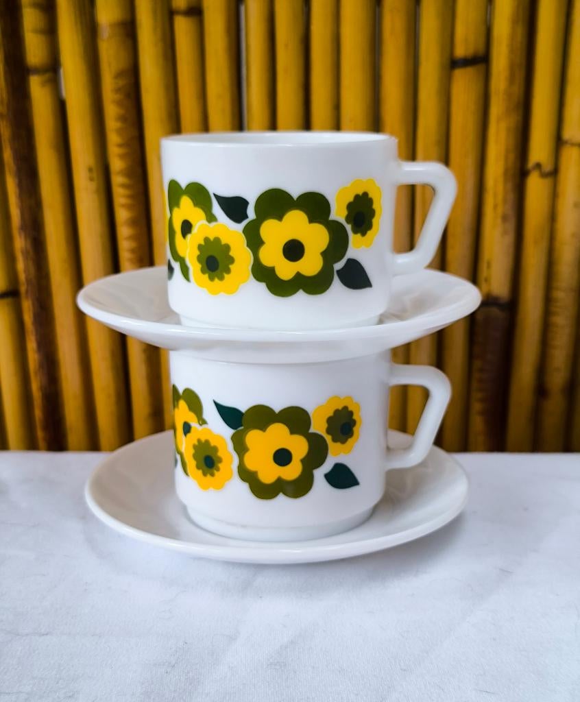 2 vintage groene en gele Arcopal Lotus kopjes en schotels, Huis en Inrichting, Keuken | Servies, Gebruikt, Ophalen of Verzenden