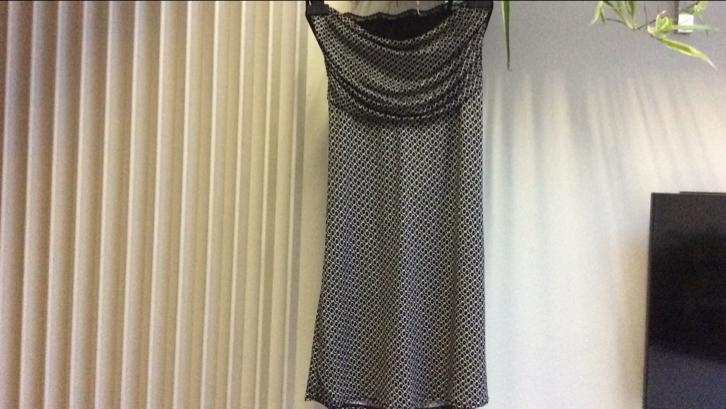 Nieuw, soepel zomerjurkje, gestrikt op de rug. S., Neuf, Enlèvement ou Envoi, Noir, Au-dessus du genou