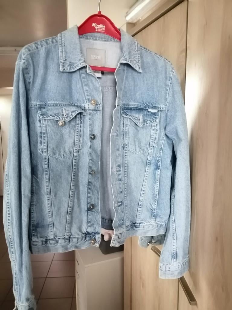 Versace jeansvest, Ophalen