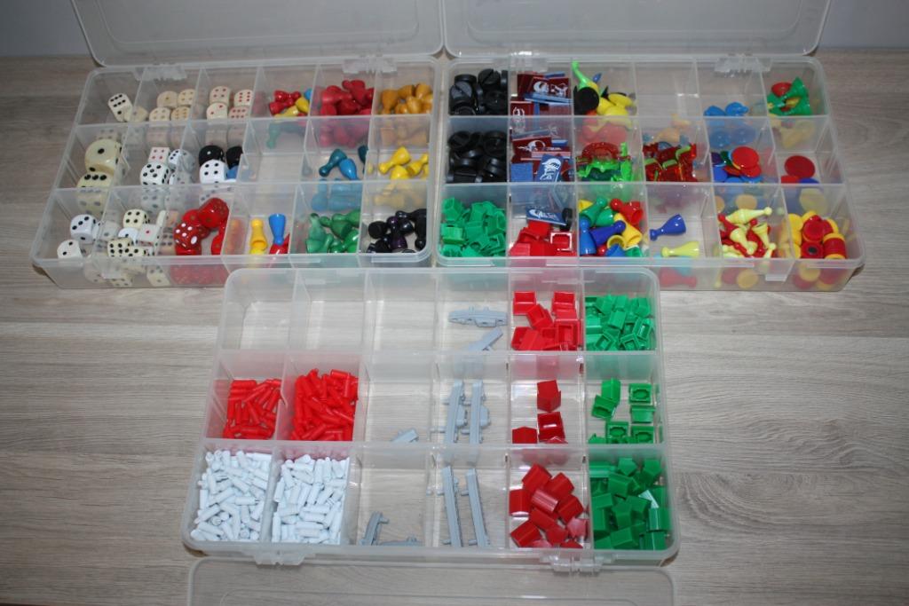 3x box met reserve pionnen , dobbelstenen , paardjes fiches, Hobby en Vrije tijd, Gezelschapsspellen | Bordspellen, Zo goed als nieuw