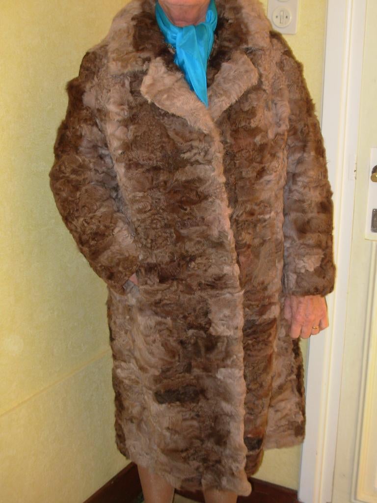 MANTEAU DAME EN FOURRURE TYPE ASTRAKAN CHAUD ET ELEGANT, Enlèvement ou Envoi, Comme neuf, Taille 42/44 (L), Brun