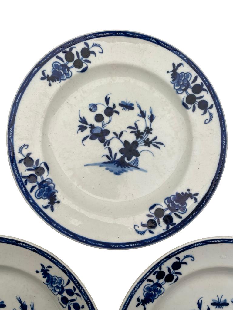 5 assiettes Tournai XVIIIe porcelaine décor à la mouche, Enlèvement ou Envoi