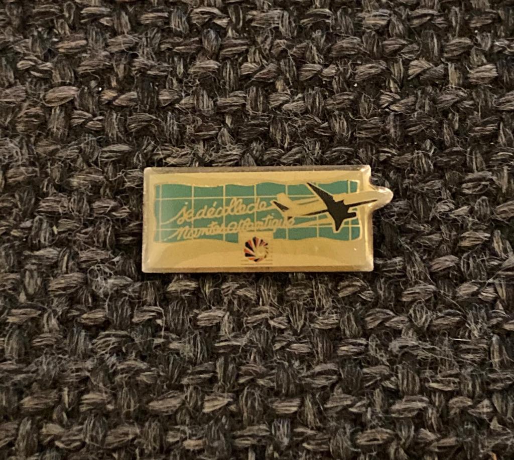 PIN - JE DÉCOLLE DE NANTES ATLANTIQUE - AÉROPORT  LUCHTHAVEN, Envoi, Utilisé, Transport, Insigne ou Pin's