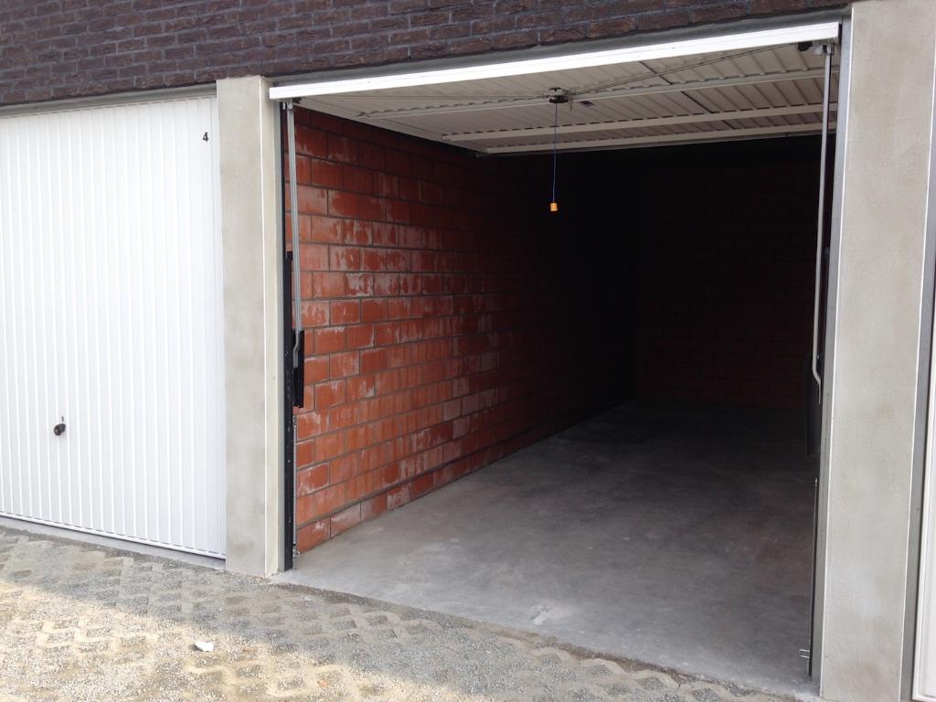 Grote autobox 7m + parking te huur Zwijndrecht, Immo, Garages & Places de parking, Province de Flandre-Orientale