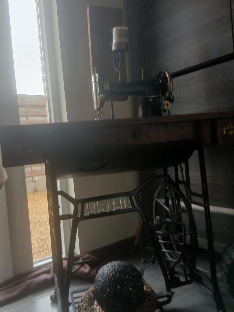 Oude naaimachine, Enlèvement