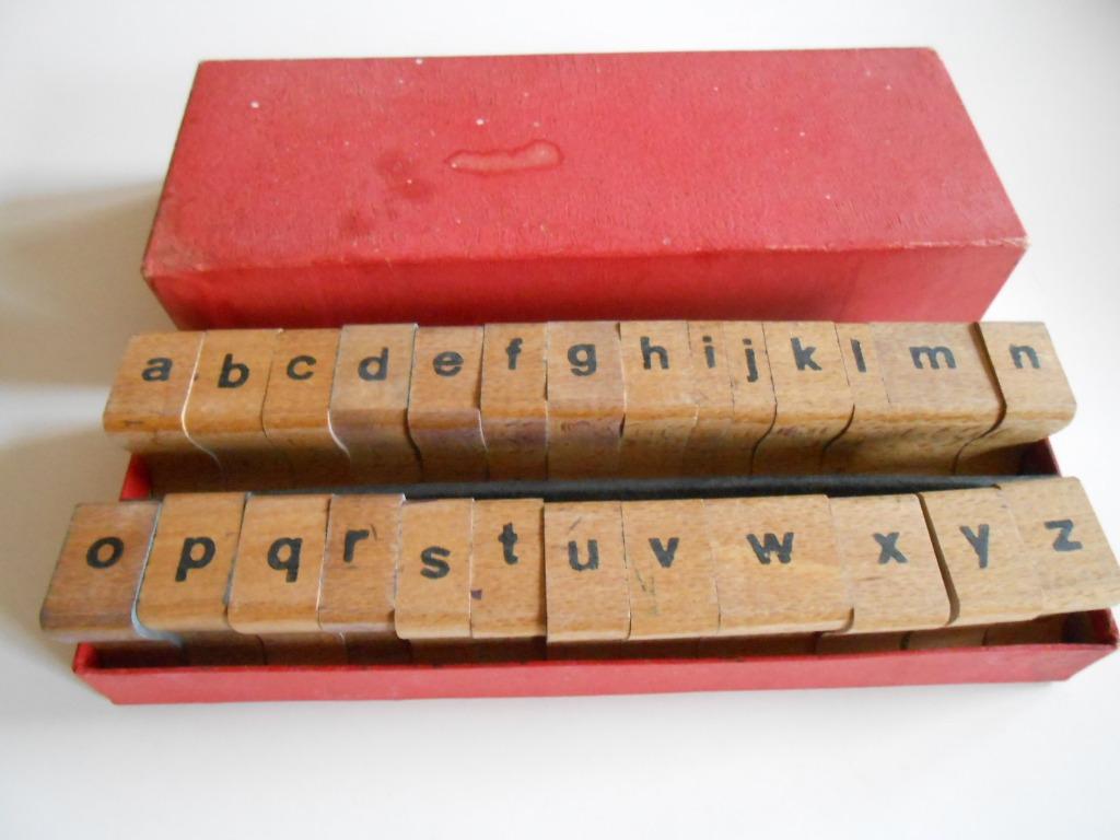 Oude Stempels volledig alfabet in doos, Verzamelen, Overige Verzamelen, Ophalen of Verzenden