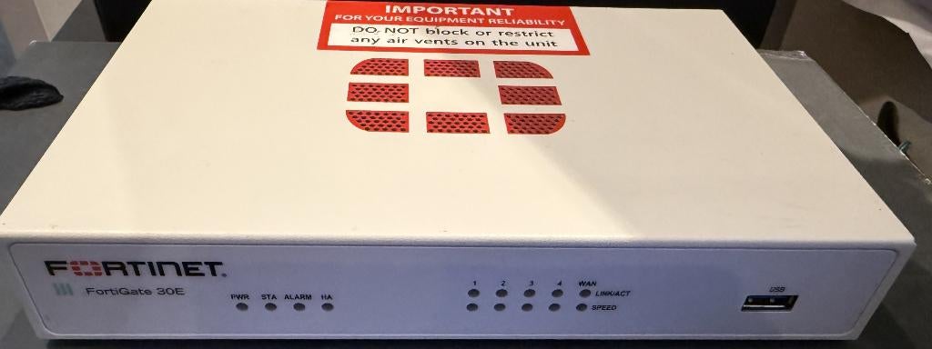 Fortinet FortiGate 30E Firewall, Computers en Software, Netwerk switches, Zo goed als nieuw, Ophalen of Verzenden