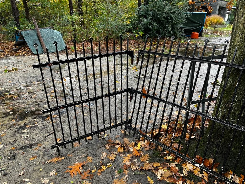 Stijlvol oud geklonken smeedijzer hekwerk 2 delen, Tuin en Terras, Ophalen, Met poort, Gebruikt, Sierhekwerk