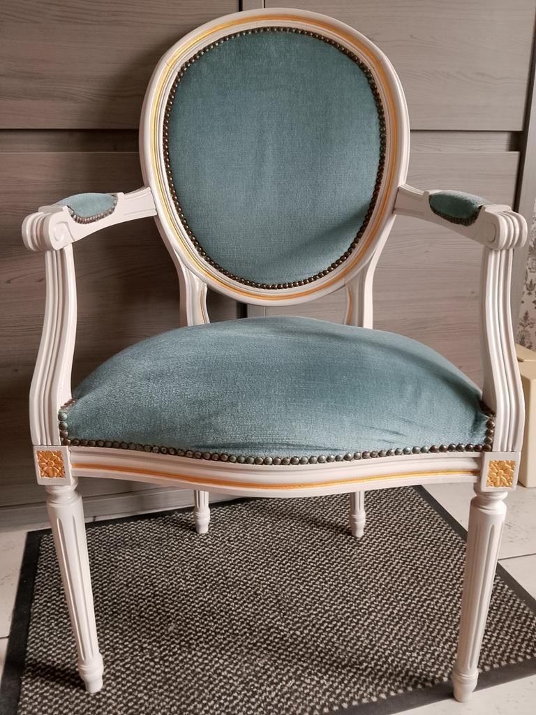 Fauteuil Louis XV en tissu bleu, Enlèvement