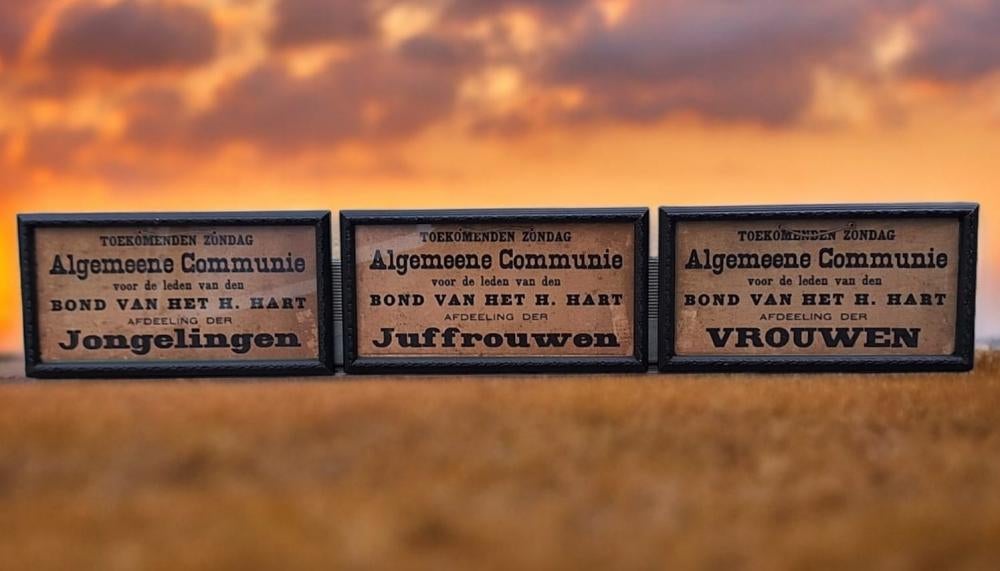 Set 3 religieuze lijsten met uitnodiging Algemeene Communie., Antiek en Kunst, Antiek | Religieuze voorwerpen, Ophalen of Verzenden