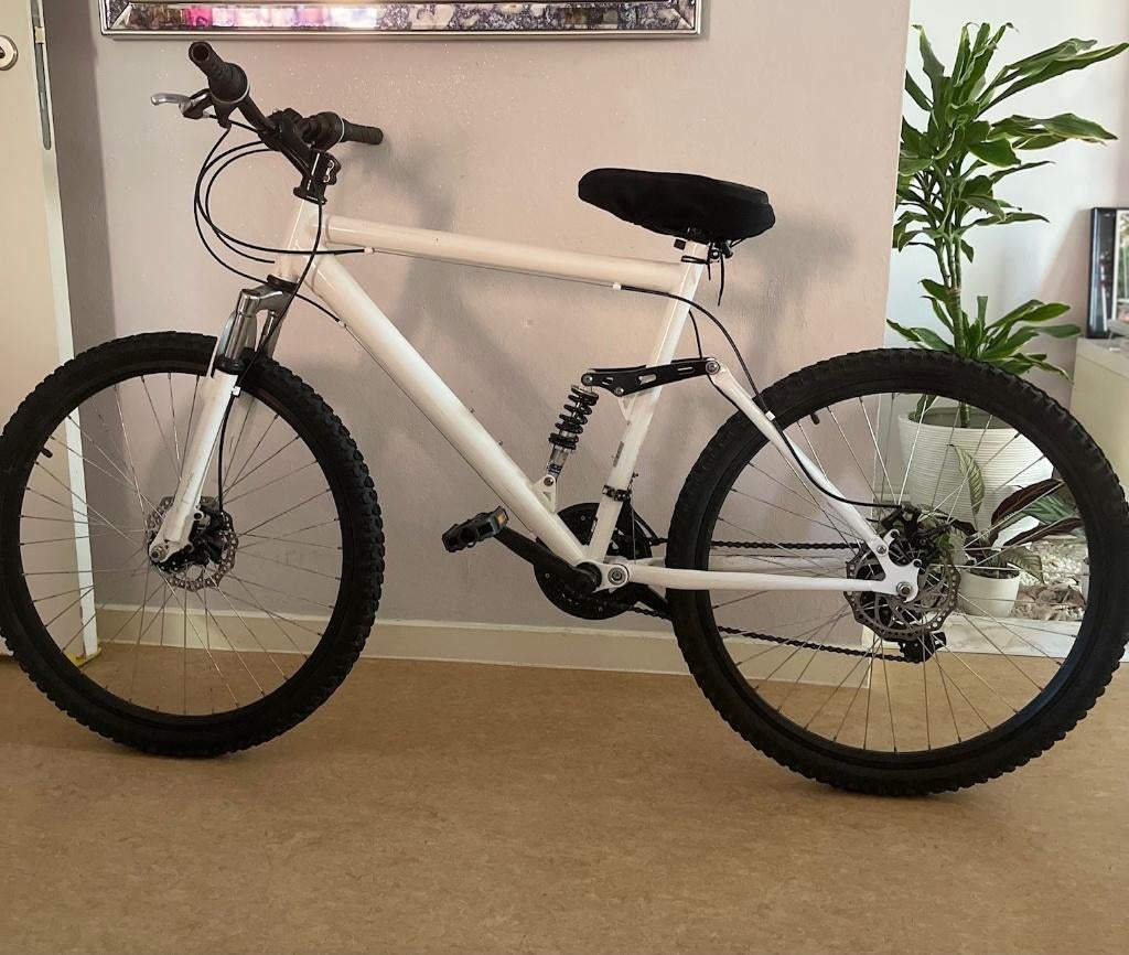Genesis V2100 witte mountainbike – goede staat, Fietsen en Brommers, Gebruikt, 26 inch, Meer dan 20 versnellingen, Ophalen