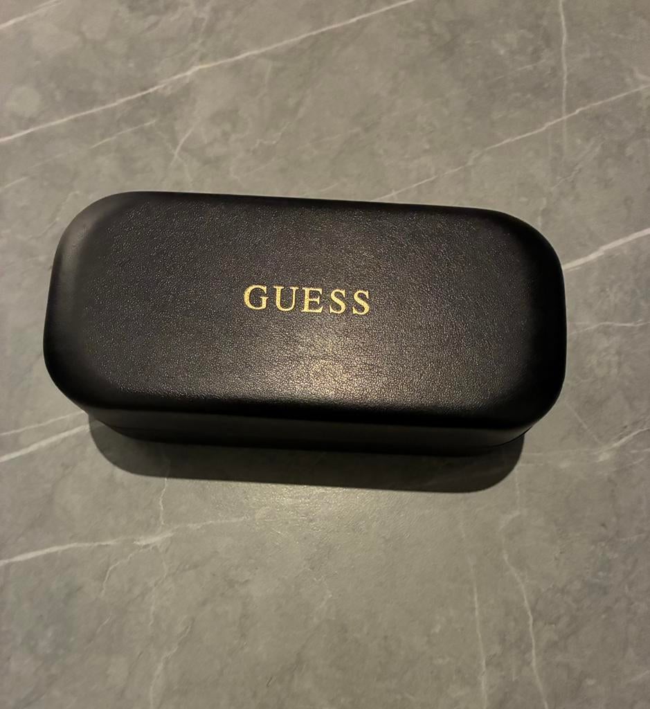 Brillendoos Guess, Handtassen en Accessoires, Zonnebrillen en Brillen | Dames, Overige merken, Zonnebril, Zwart, Ophalen of Verzenden