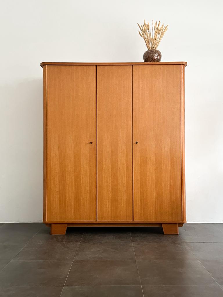 Armoire trois portes plaquée en chêne, années 50, Maison & Meubles, Armoires | Autre, Enlèvement, Comme neuf