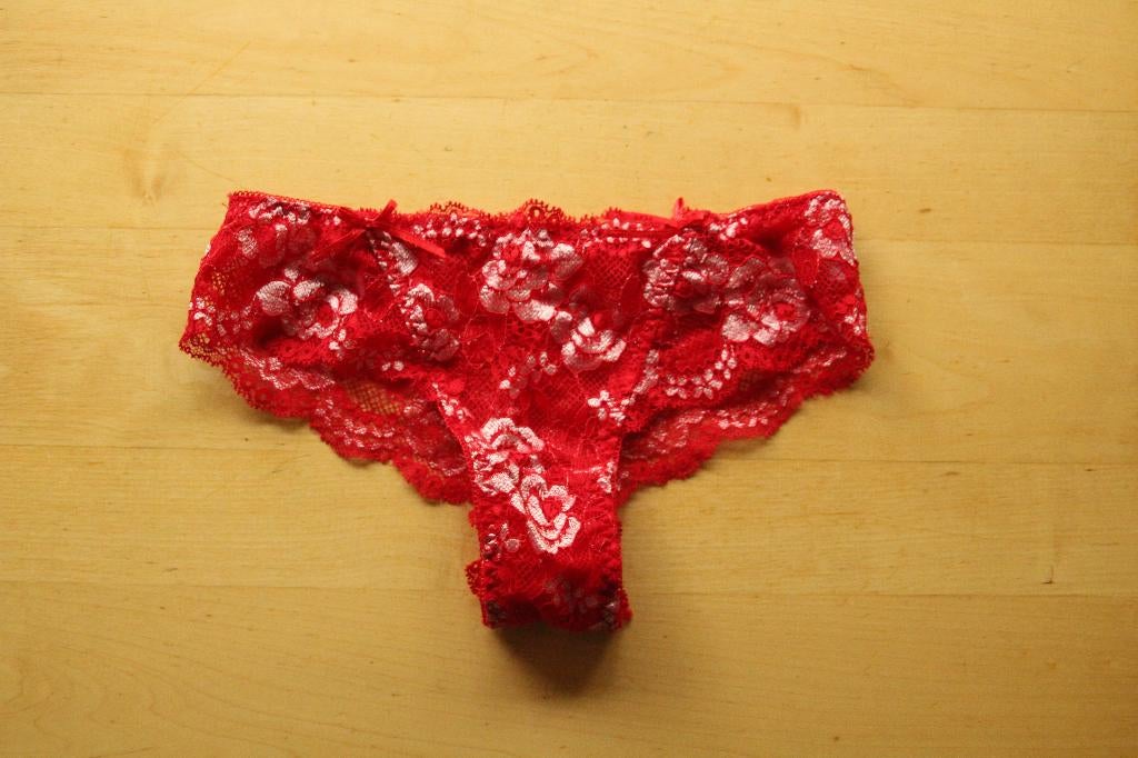 NIEUWE rode slip maat M met zilverglans bloemmotief, Kleding | Dames, Ondergoed en Lingerie, Verzenden, Rood, Slip
